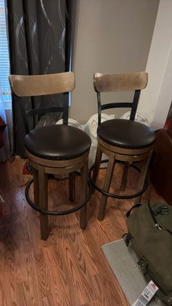Set of 2 Bar Stools – Excellent Condition