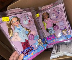 Two Bratz Slumber Party Fashion Dolls Cloe & Yasmin INCLUDES FREE BRATZ ITEM