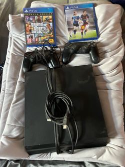 Ps4 fo sale 2 games and 2 controlers included