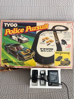 Vintage 1981 Tyco Police Pursuit HO Scale slot car set toy action figure