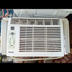 Danby 6000 BTU Window Air Conditioner DAC6011E no issues very cold and good condition