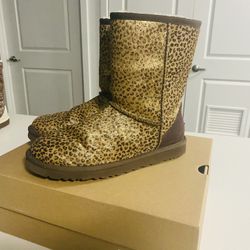 LEOPARD UGGS SIZE 8 