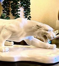 RARE Panther, blanc de chine Hollywood Regency mid century figurine.