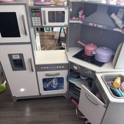 Kids play Kitchen 