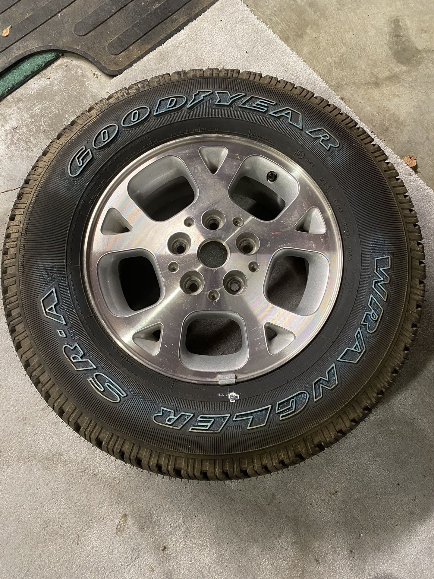 Jeep grand Cherokee wheel and tire