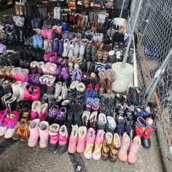 SNOW BOOTS FOR SALE!  DIFERENTS SIZES AVAILABLE  READ THE DESCRIPTION 