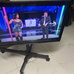 TV 32 Inches Brand DYNEX.