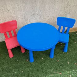 Children's table & 2 Chairs - indoor/outdoor - Delivery Available for a Fee - See My Other Items 😃