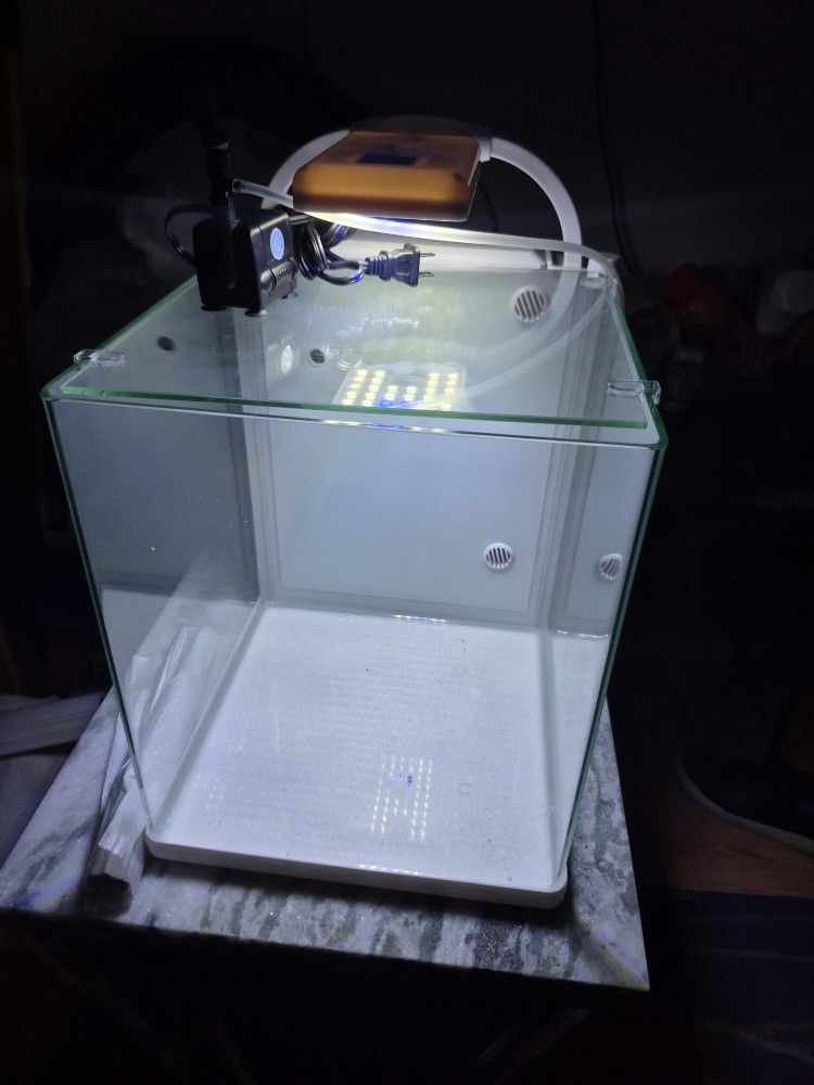 Fish Tank LIKE New Works Good..