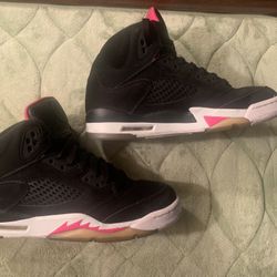 Female Jordan Retro 5 ( Black/white/pink) Size 5.5
