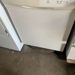 Whirlpool Dishwasher Super Clean Works Perfectly.      Warehouse pricing.  Warranty . Delivery Available . Install Available .   2522 Market st. 33901