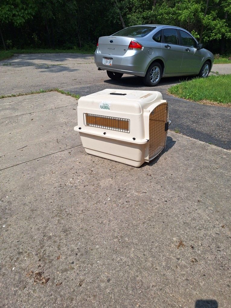 Sturdy Pet Carrier with Metal Door and Handle