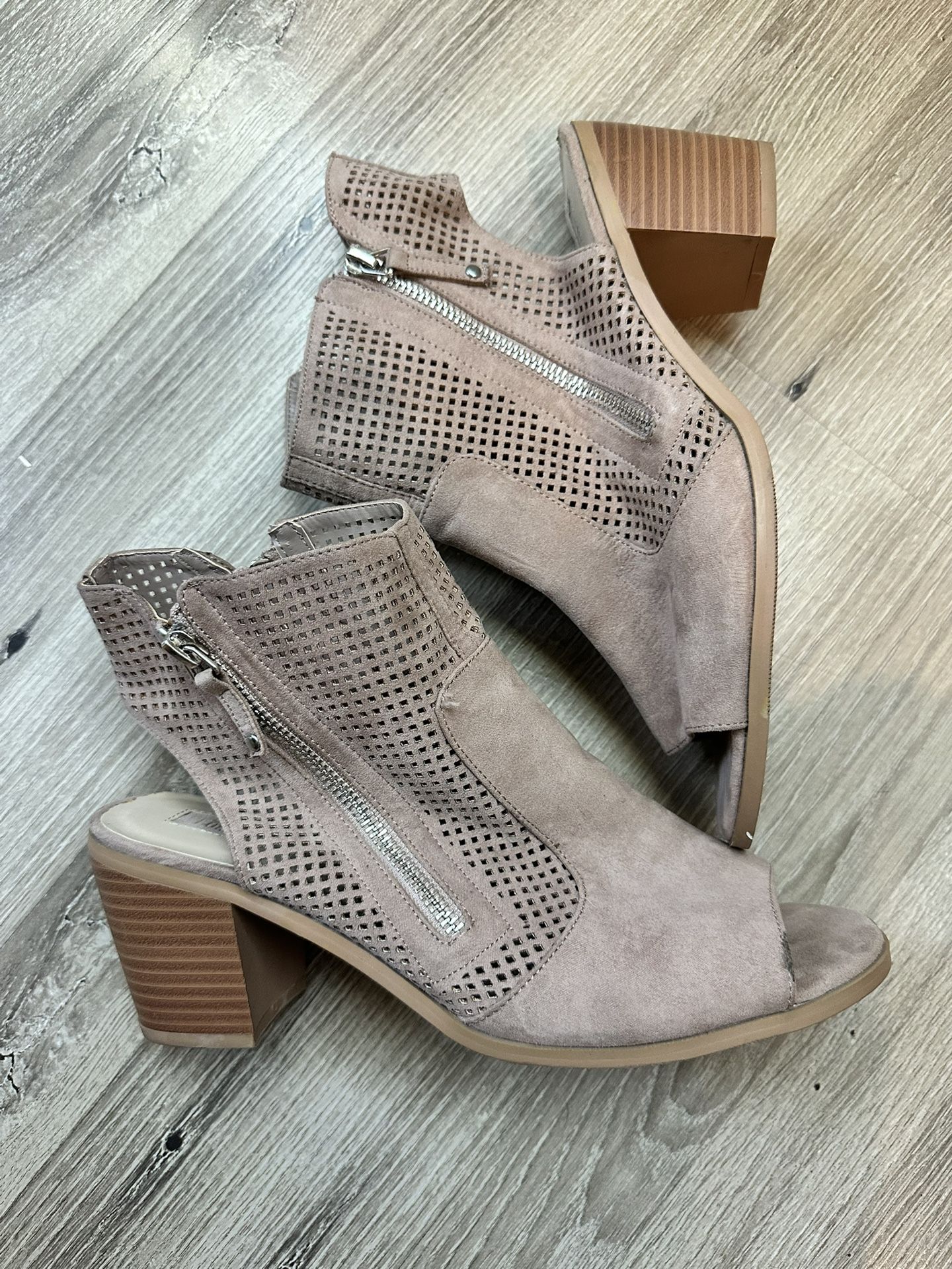 Women’s Zipper Heel Booties! (Size 10)