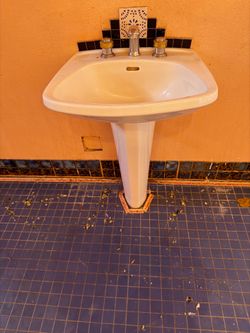 2 Sinks with faucets