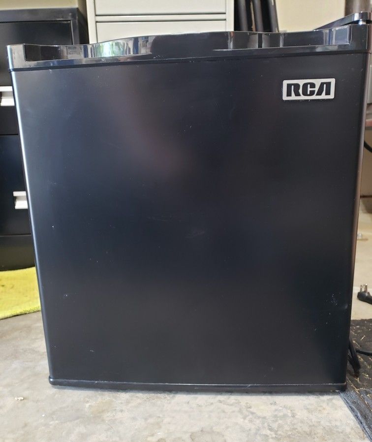 RCA Cube Mini Refrigerator Like New