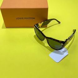 Women’s Small Louis Vuitton Brown Tortoise y Fair Lady Sunglasses. 