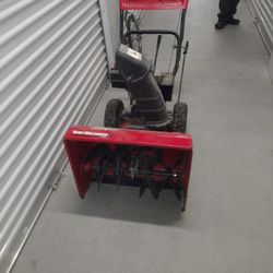 Heavy Duty Snow Blower!! Like New ! 