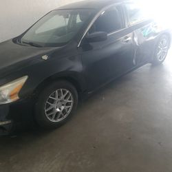 2015 Nissan Sv  4cylinder  Excellent On Gas Only 72k Miles  on odometer