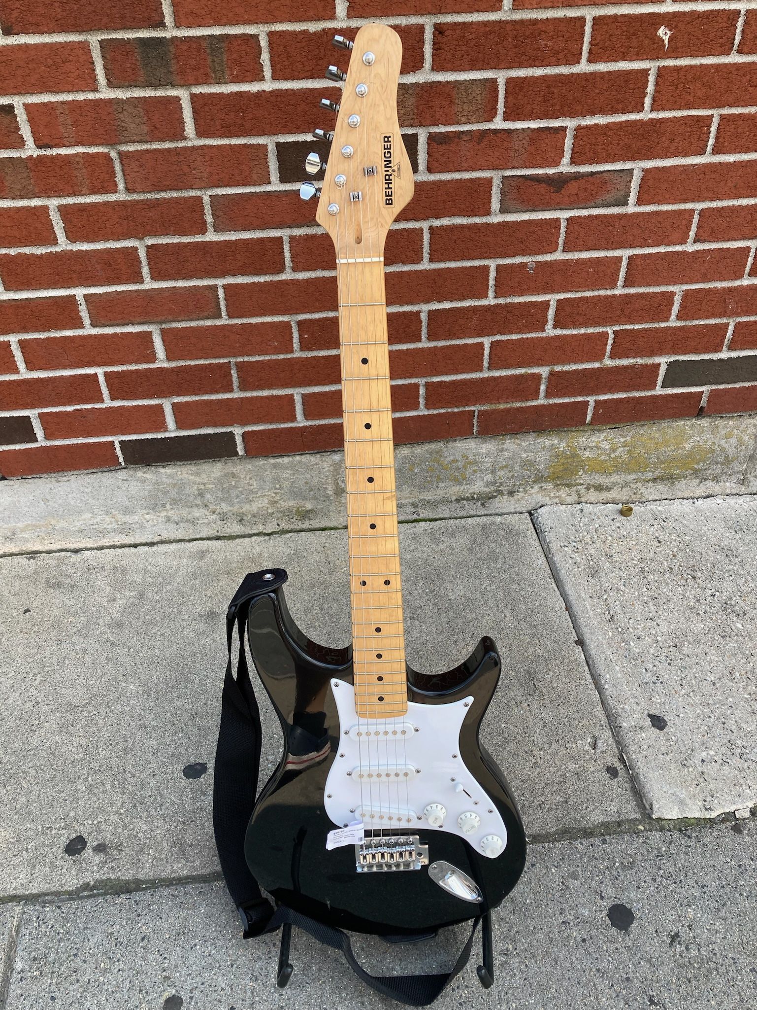 BEHRINGEl Black & White Electric Guitar