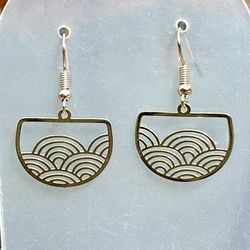 👑 Gorgeous gold tone arches hills design earrings ($10) and pendant ($6)