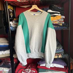 Vintage Russel Crewneck🔥 size Medium in Men for $20‼️‼️