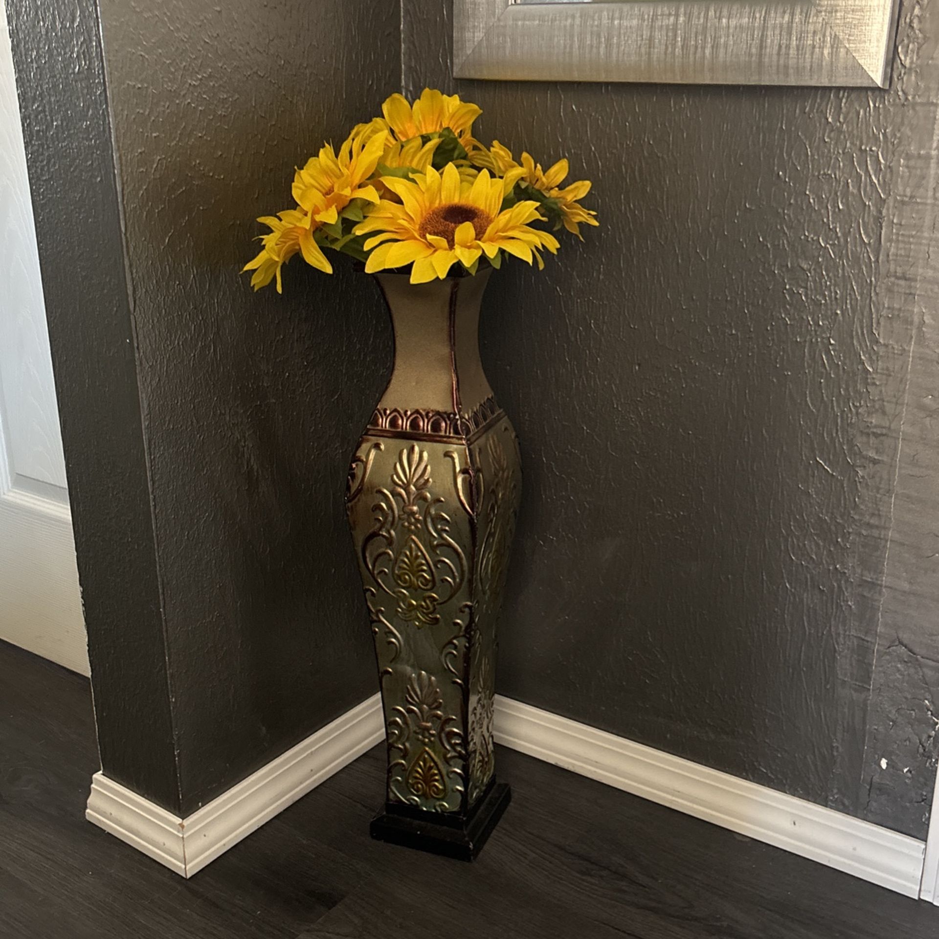 Metal Base With Sunflowers Decir