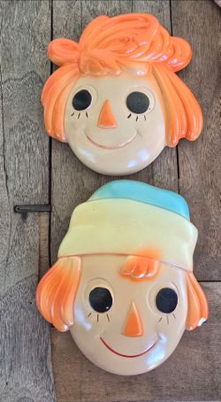 "Vintage Raggedy Ann and Andy Chalkware Wall Plaques."