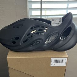 Yeezy Foam RNNR “Onyx”