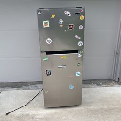 Magic Chef Fridge For Sale- Only Freezer Works***