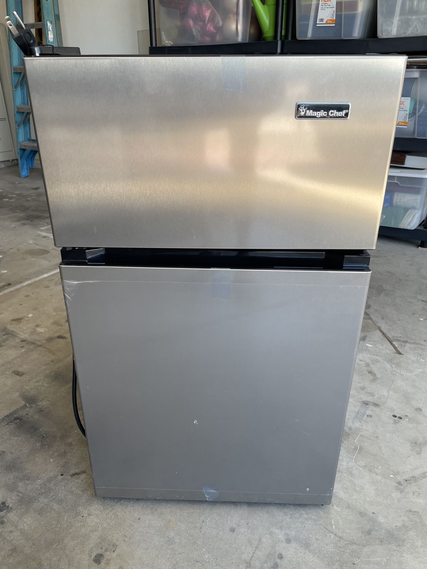 Magic Chef Mini Refrigerator W/Freezer