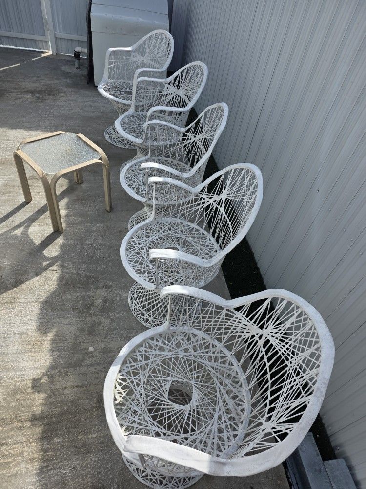 Sillas De Patio Y Una Mesita
