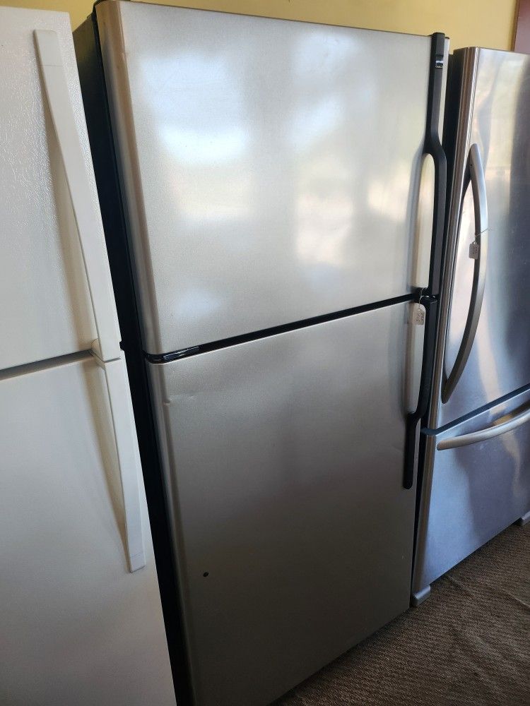 Hotpoint 18 Cubic Foot Refrigerator