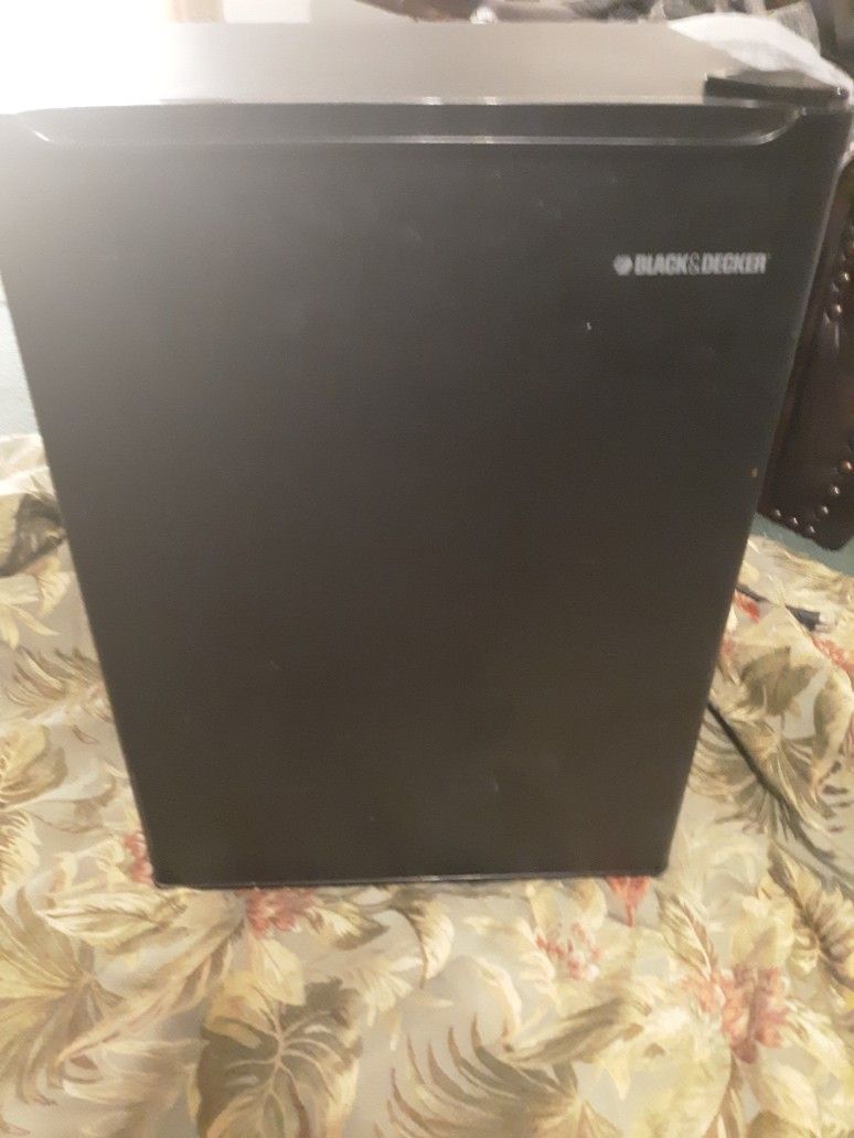 BLACK&DECKER BLACK MINI FRIDGE