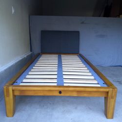 Thuma twin bed frame + pillowboard