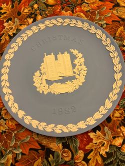 Wedgwood Jasperware 1982 Christmas Collector Plate