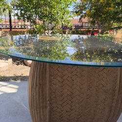 Round dining table