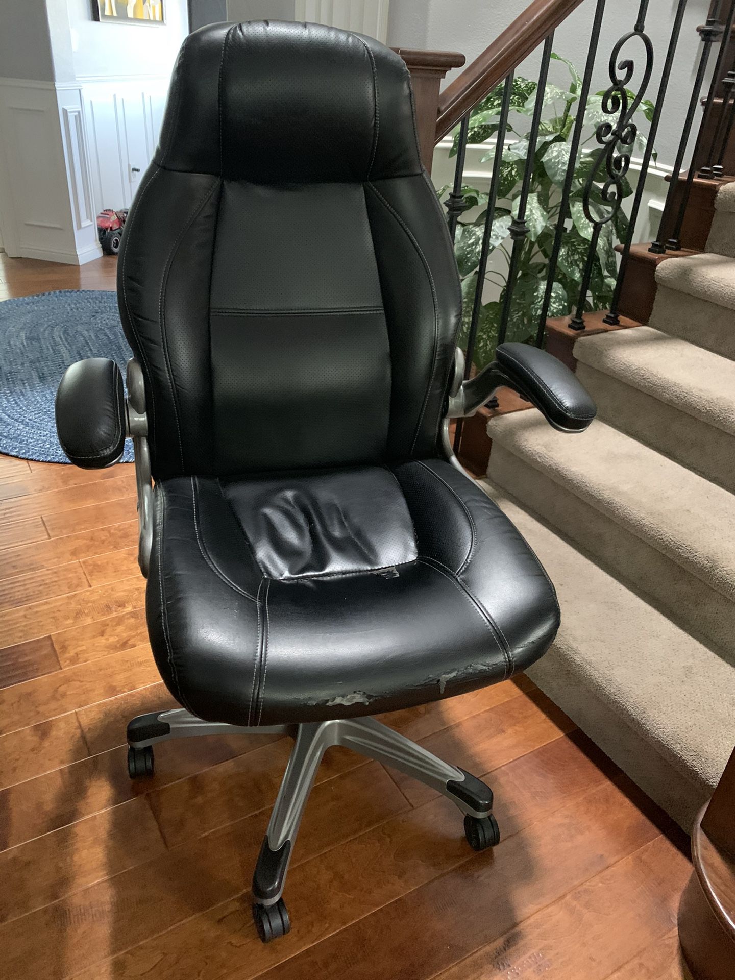 Now pending pickup...FREE office chair