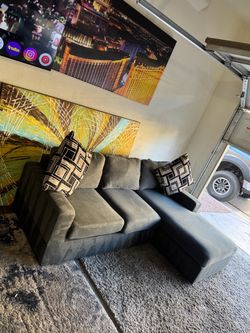 * Like New * Ashley furniture 2pc sectional sofa ( Free Delivery )