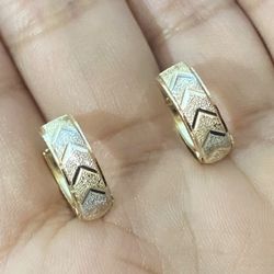 Coquetas Pequeñas De 3 Oros Sólidas 14 Kt 