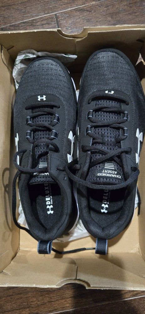Men's shoes - Under Armour size 10 black
Charged model