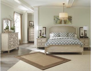 Full bedroom set worth over $2700. Moved out of Texas need it gone asap. Minor damages but can’t beat it all for only $1000.