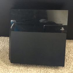 Amazing PlayStation 4  With 2 controllers And 7 Games 
