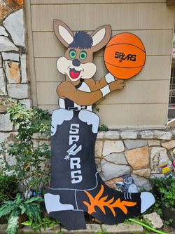 Spurs coyote yard art