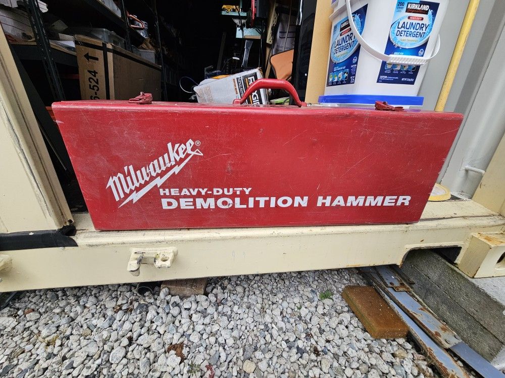 Milwaukee heavy duty demolition hammer