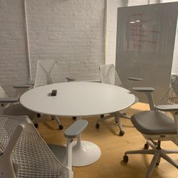 Eero Saarinen Round Dining Table
