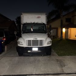 2014 FREIGHT liner 26 ft box truck & liftgate