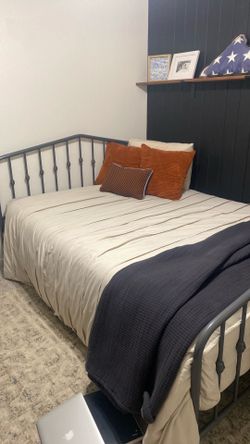 Queen bed frame a/tempuegrpedic mattress