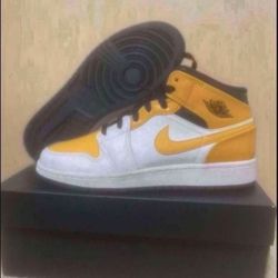 Nike Air Jordan 1 Mid White University Gold Black size 6Y/7.5 Womens Brand New