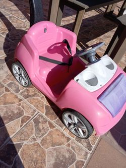 Girl toddlers push cart carrito