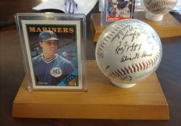 Baseball Card of Dave Valle and an imprinted Baseball of the Seattle Mariners
